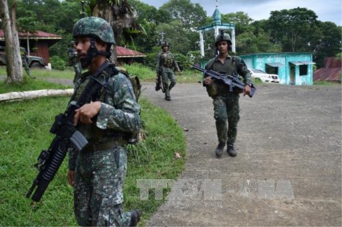 Binh sĩ Philippines tuần tra tại Marawi, Mindanao trong chiến dịch chống phiến quân Hồi giáo ngày 18/6. Ảnh: AFP/TTXVN